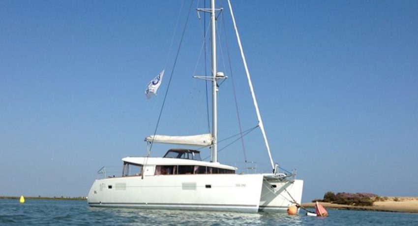 Private yacht charter in Faro - half day