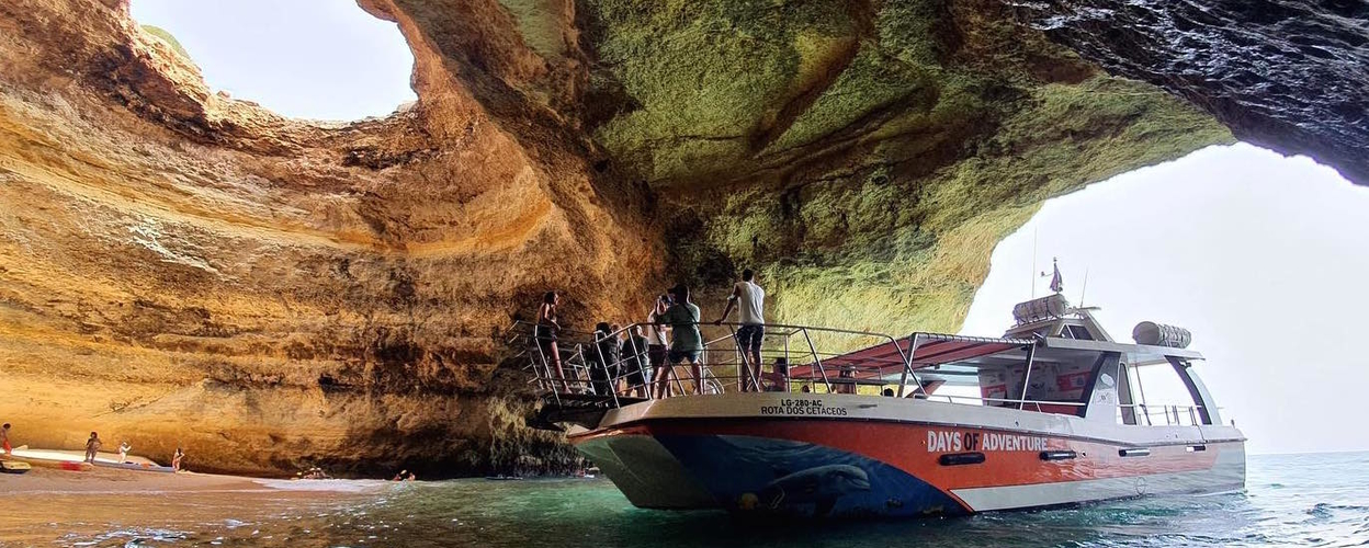 Family boat tour to Benagil
