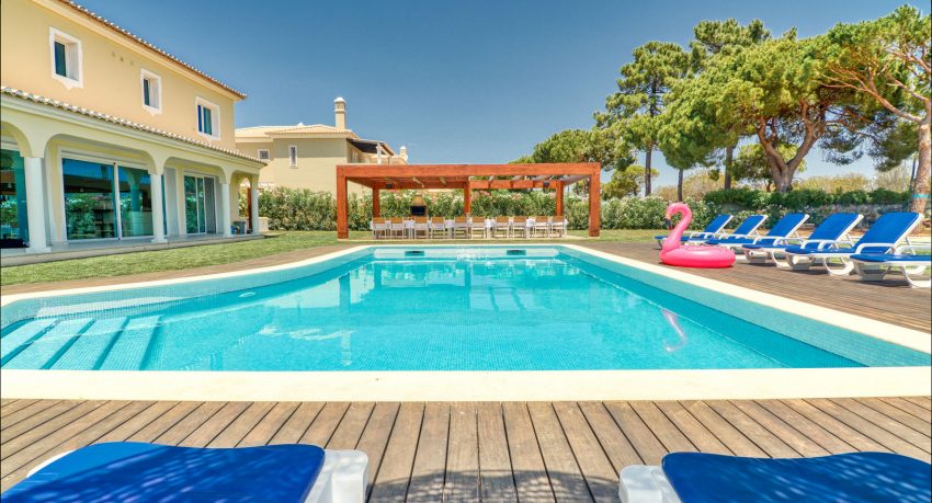 Luxurious Algarve Villa with Oversized Back Garden