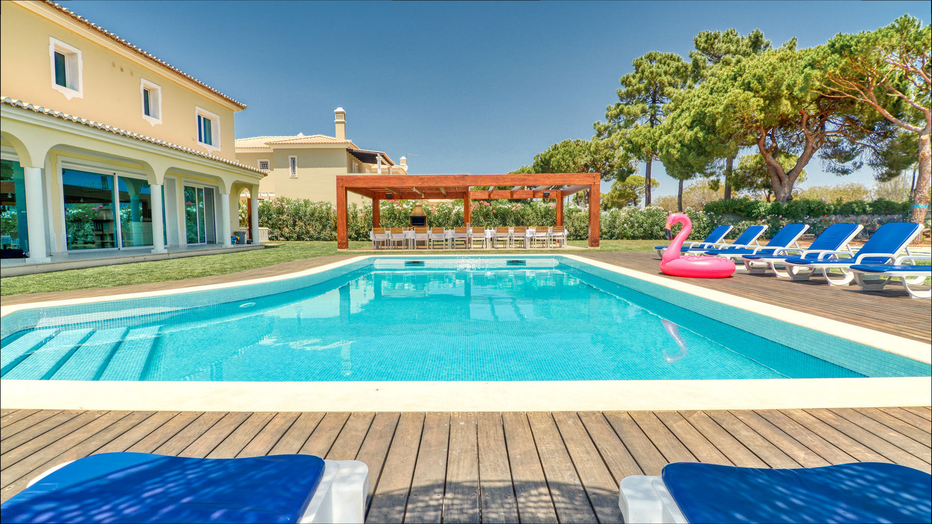 Luxurious Algarve Villa with Oversized Back Garden, Pool, and Yachts for Rent